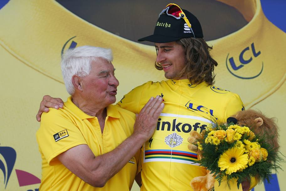 Peter Sagan rimane in maglia gialla e viene festeggiato da Raymond Poulidor. Ap